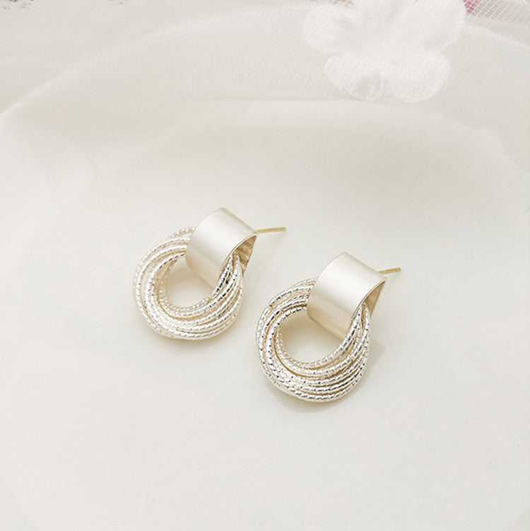 Simple and Versatile Matte Metal Circle Tassel Earrings