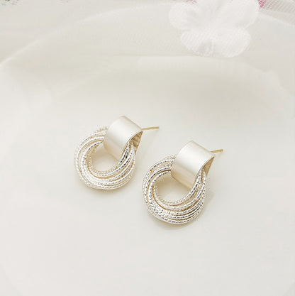 Simple and Versatile Matte Metal Circle Tassel Earrings